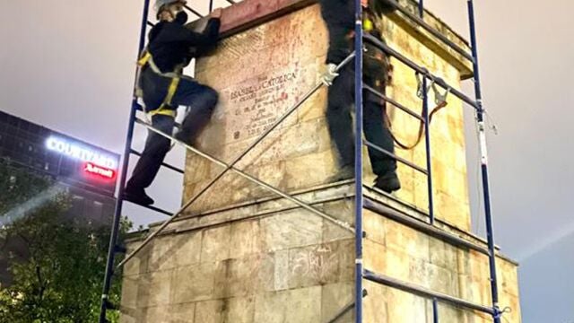 Fotografía cedida por el ministerio de Cultura de Colombia que muestra la retirada del monumento a Isabel la Católica en Bogotá (Colombia)