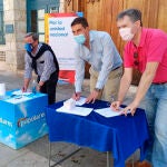El PP de Burgos recoge firmas contra los indultos del 'procés'. En la imagen el consejero de la Presidencia, Ángel Ibáñez; el presidente del PP de Burgos, César Rico; y el senador Javier Lacalle