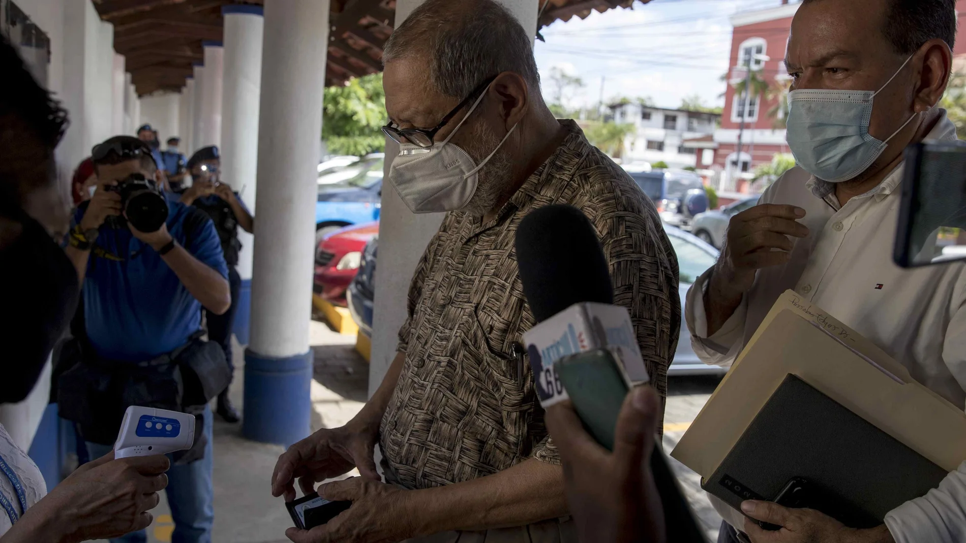 AME5204. MANAGUA (NICARAGUA), 11/06/2021.- Édgar Parrales, exembajador de Nicaragua ante la OEA (1982-1986), acude hoy a la sede del Ministerio Público de Nicaragua para ser interrogado por el caso contra el precandidato presidencial opositor Juan Sebastián Chamorro, en Managua (Nicaragua). Parrales manifestó este viernes que funcionarios del ente lo interrogaron también por las entrevistas que ha dado a los medios de comunicación con respecto a la situación política del país. "Parece que no les gusta las opiniones que yo manifiesto", agregó. EFE/ Jorge Torres
