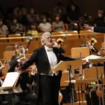 Con aplausos, vítores y parte de los asistentes en pie ha recibido el público de Madrid al tenor Plácido Domingo (c), visiblemente emocionado, en el concierto ofrecido este miércoles en el Auditorio Nacional, que ha supuesto su reaparición tras dos años alejado de los escenarios españoles.