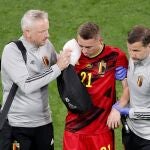 Timothy Castagne se retira del campo después del choque contra Daler Kuziáyev.