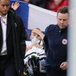 Eriksen, al abandonar el campo después de desplomarse