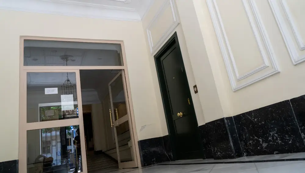 La puerta de entrada a la tienda Jusfer desde el portal, por donde accedió Jarabo, tal como se encuentra en la actualidad