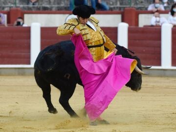 VALLADOLID, 12/06/2021.- El diestro Morante de la Puebla torea con el capote a su primer toro de la corrida celebrada esta tarde en Valladolid, en donde comparte cartel con Pablo Aguado y Jos&eacute; Mar&iacute;a Manzanares. EFE/NACHO GALLEGO