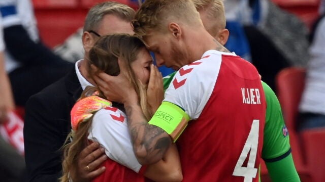 Kjaer consuela a la novia de Christian Eriksen.