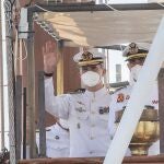 El Rey Felipe VI saluda a bordo del buque escuela "Juan Sebastán Elcano"