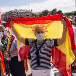 Una mujer con una bandera de España, durante la concentración contra los indultos a los presos del ‘procés’, en la que han participado una multitud de personas, en la Plaza de Colón, a 13 de junio de 2021, en Madrid (España). La manifestación, convocada por la plataforma Unión 78, que también pide manifestarse en apoyo al Poder Judicial, tiene como objetivo mostrar su repulsa al posible indulto que el Gobierno Central ha planteado para los presos independentistas encarcelados por el ‘procés’. La movilización ha contado con los apoyos de los principales partidos de la oposición: PP, Ciudadanos (Cs) y Vox.13 JUNIO 2021;PROCES;PRESOS;INDEPENDENTISTAS;ESPAÑA;BANDERASAlejandro Martínez Vélez / Europa Press13/06/2021