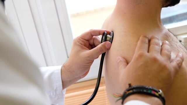 Un médico atiende a un paciente en un consultorio de Palencia