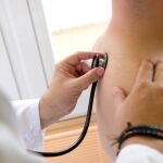 Un médico atiende a un paciente en un consultorio de Palencia