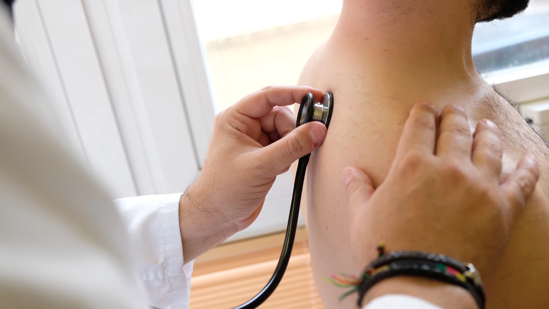 Un médico atiende a un paciente en un consultorio de Palencia