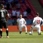 Los ingleses Mason Mount y Declan Rice, con la rodilla en el suelo antes del Inglaterra-Croacia