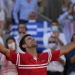 Djokovic celebra su triunfo en la final de Roland Garros 2021 ante Stefanos Tsitsipas