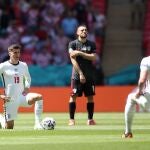 Mason Mount y Declan Rice, de rodillas en el Inglaterra-Croacia