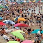 Vista general de la playa de la Malvarrosa durante el segundo fin de semana de junio