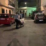 Momento en el que es trasladado el cuerpo de la fallecida