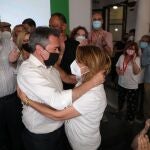 El alcalde de Sevilla, Juan Espadas y , la secretaria general del PSOE-A, Susana Días se dan un abrazo pandémico
