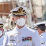El rey Felipe VI (C) a su llegada al puerto de la bahía de Cádiz a bordo del buque escuela 'Juan Sebastán Elcano este domingo
