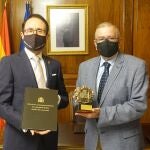 El presidente de la Asamblea Regional, Alberto Castillo, recibe a José Luis Díaz Manzanera, fiscal superior de la Región de Murcia, quien le ha presentado la Memoria del año 2020 y le ha hecho entrega del escudo de bronce de la Fiscalía