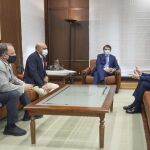 El presidente Alfonso Fernández Mañueco y el consejero Javier Ortega reciben a los representantes de la Confederación de Hostelería y Turismo de Castilla y León