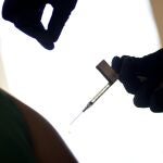 Pfizer estudia sobre el terreno si es necesaria un tercera dosis y cuándo ponerla