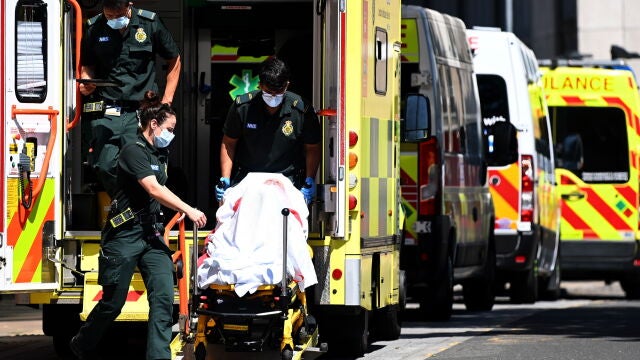 Un paciente es trasladado al Hospital Real de Londres en medio del avance de la cepa india