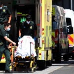 Un paciente es trasladado al Hospital Real de Londres en medio del avance de la cepa india