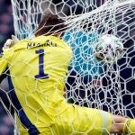 David Marshall choca contra la red tras intentar detener el golazo de Schick