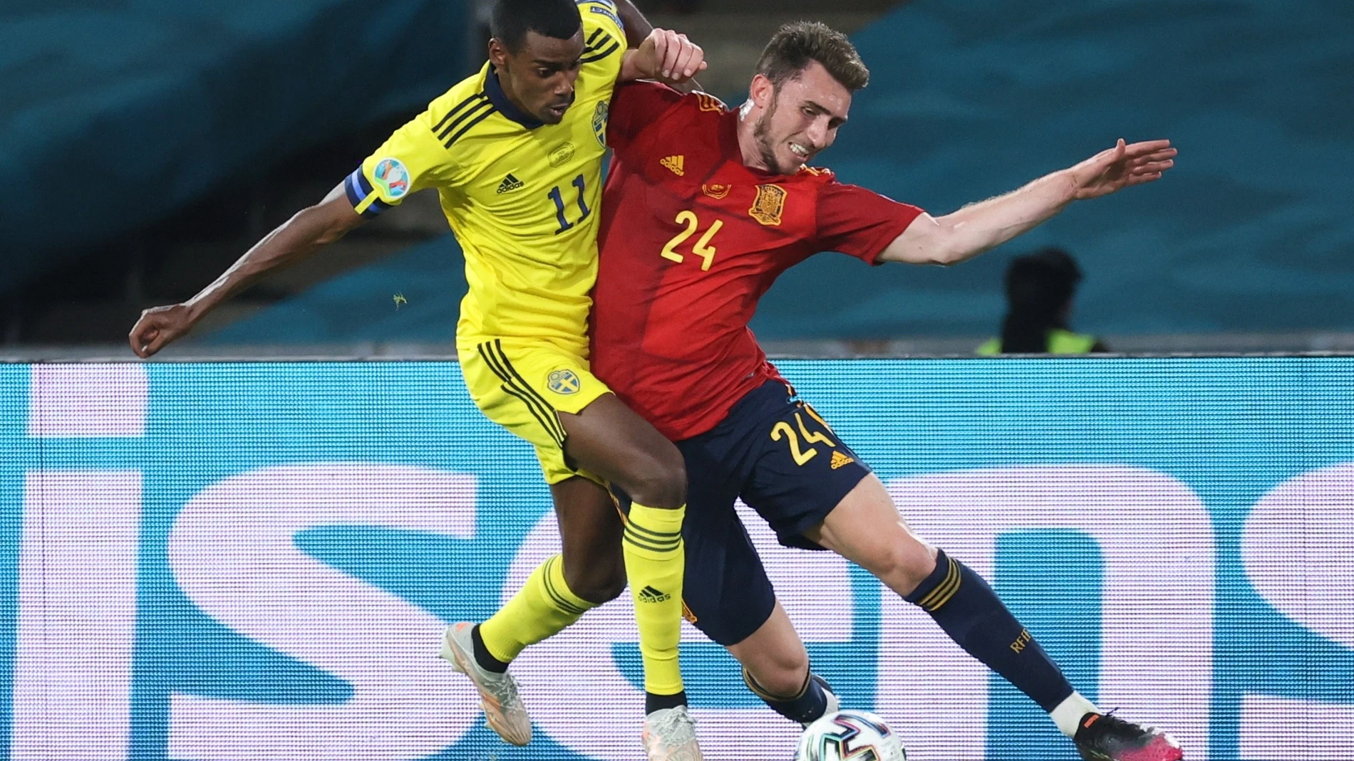 Laporte e Isak pelean por un balón en el España - Suecia de la Eurocopa