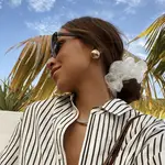 Julie Sariñana con recogido bajo con coletero/ Instagram @sincerelyjules