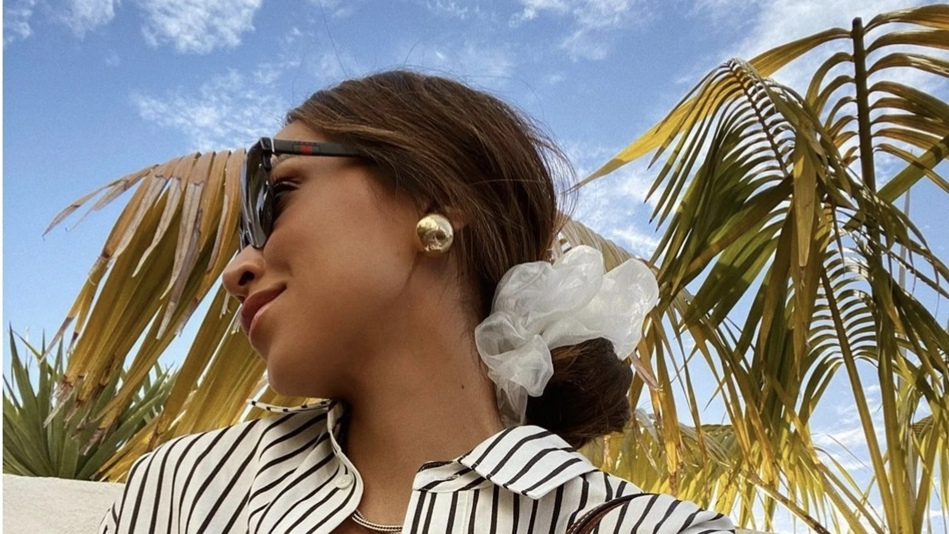 Julie Sariñana con recogido bajo con coletero/ Instagram @sincerelyjules