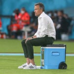 Luis Enrique vio gran parte del partido ante Suecia sentado en una nevera para estar más cerca del juego