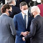 El presidente del Gobierno, Pedro Sánchez, conversa con el mandatario de Estados Unidos, Joe Biden, antes del comienzo de la cumbre de líderes de la OTAN que se celebra en Brusela