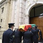 El féretro entrando en el Parlamento
