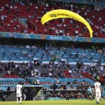 Momento en el que el activista de Greenpeace intenta aterrizar en el césped del Allianz Arena.