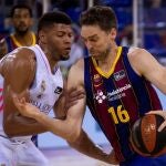 Pau Gasol choca con Tavares durante el segundo partido de la final de la Liga Endesa