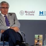 El jurista Baltasar Garzón durante la presentación de su libro 'La Encrucijada. Ideas y valores frente a la indiferencia' en la Universidad de Huelva