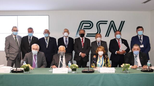 Imagen de familia del Consejo de Administración de PSN. Sentados en primera fila, el presidente de PSN, Miguel Carrero, y la vicepresidenta, Carmen Rodríguez, flanqueados por el secretario del Consejo de Administración, Esteban Ímaz, y el vicepresidente segundo, Miguel Triola. De pie, los consejeros Tomás del Monte, José María Suárez Quintanilla, Juan José Porcar, José María Hernando, Filemón Rodríguez, Miguel Morgado, Julio Ancochea y Manuel Pérez.
