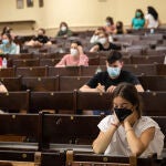 Estudiantes preparándose para comenzar un examen de la Prueba de Acceso a la Universidad (PAU) en Sevilla