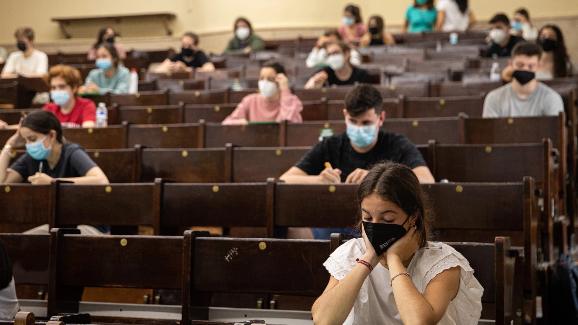 Estudiantes preparándose para comenzar un examen de la Prueba de Acceso a la Universidad (PAU) en Sevilla