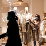 Imagen de un escaparate de ropa de mujer iluminado. Con el nuevo plan del Gobierno se apagará a partir de las 22:00 horas