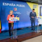 La presidenta de la Comisión Europea, Ursula von der Leyen y el presidente del Gobierno, durante una rueda de prensa ofrecida el año pasado