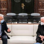 El alcalde de València, Joan Ribó (i) durante su reunión con el arzobispo de Valencia, Antonio Cañizares (d), en el Ayuntamiento de Valencia