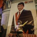 AME5998. LIMA (PERÚ), 15/06/2021.- Un simpatizante del candidato presidencial Pedro Castillo posa hoy junto a su imagen en la sede central de su partido, en Lima (Perú). El candidato izquierdista Pedro Castillo se impuso con el 50,12 % de votos a la postulante derechista Keiko Fujimori, que obtuvo el 49,87 %, al concluir con el 100 % de actas contabilizadas de la segunda vuelta presidencial en Perú. A pesar de que la Oficina Nacional de Procesos Electorales (ONPE) concluyó con el cómputo de la votación, aún no puede proclamar al ganador debido a que el partido fujimorista Fuerza Popular ha pedido la anulación de 200.000 votos aproximadamente por presuntas irregularidades. EFE/Stringer