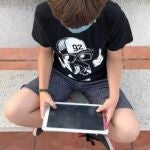 Los ciberacosadores son personas jóvenes, de unos 25 años, y atacan tanto a chicas como a chicos