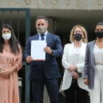 La secretaria general de Vox en el Congreso, Macarena Olona; el presidente de Vox, Santiago Abascal; la cabeza de lista de Vox al Congreso de los Diputados por Murcia, Lourdes Méndez; la candidata de Vox a las elecciones de la Comunidad de Madrid, Rocío Monasterio, y el diputado de Vox Juan José Aizcorbe, en el Tribunal Constitucional