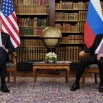 Biden y Putin en la sala de reuniones de la villa La Granje en Ginebra