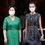 MADRID, 16/06/2021.- La reina Letizia acompañada por la primera dama de Corea del Sur, Kim Jung-sook (i) en su visita este miércoles a la Fundación ONCE. EFE/Ballesteros