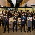 Pedro Ruiz, CEO de Carraovejas, con los trabajadores del Restaurante Ambivum tras recibir la Estrella Michelin