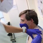 El alcalde de Madrid, José Luis Martínez-Almeida, recibe la primera dosis de la vacuna contra la Covid-19.