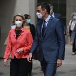 El presidente del Gobierno, Pedro Sánchez, recibe a la presidenta de la Comisión Europea, Ursula von der Leyen, hoy, en la sede de Red Eléctrica Española en Madrid